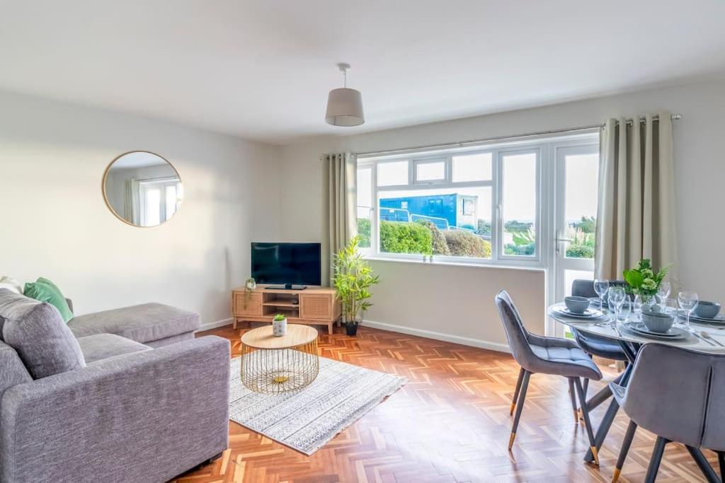 Spacious Sea View 2 Bedroom Sleeps 6-Free Parking Борнмът Екстериор снимка