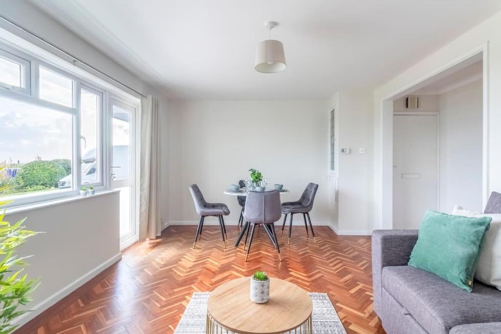 Spacious Sea View 2 Bedroom Sleeps 6-Free Parking Борнмът Екстериор снимка